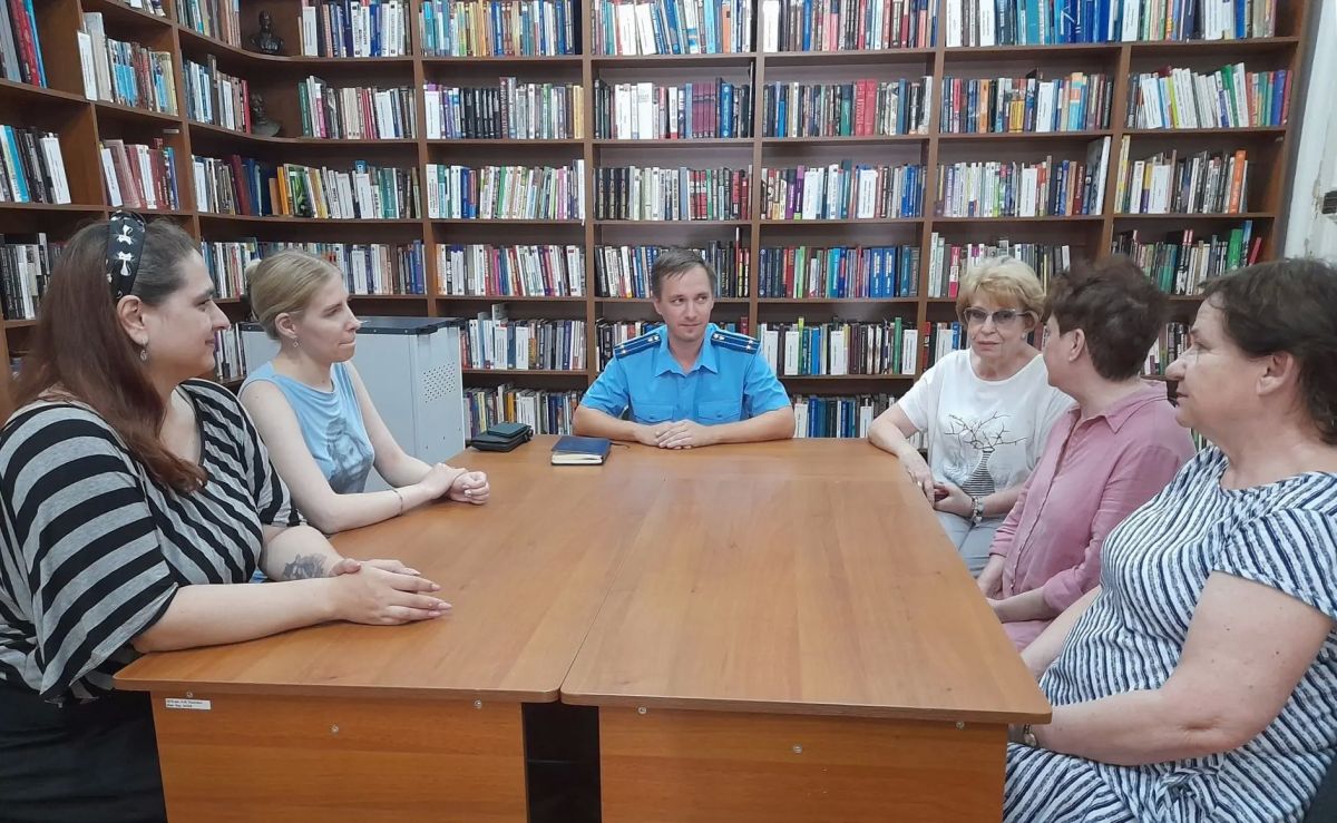 В консультационном пункте на базе Центральной городской библиотеки им. Л.Н. Толстого состоялся ежемесячный правовой час, организованный прокуратурой города Севастополя