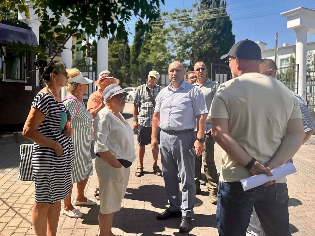 Владимир Немцев: В рамках общегородской акции «Защитим Севастополь вместе», инициированной Губернатором города Михаилом Развожаевым, проверили временные укрытия на территории парка Анны Ахматовой