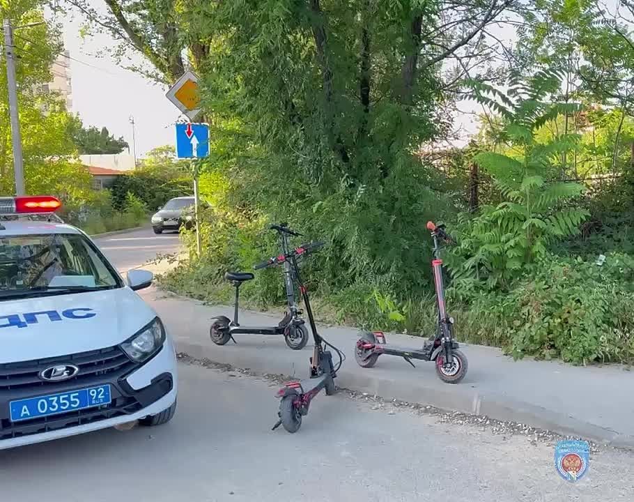 В Нахимовском районе во время рейда «Мото» автоинспекторы остановили трёх мальчишек 9 и 11 лет на мощных электросамокатах