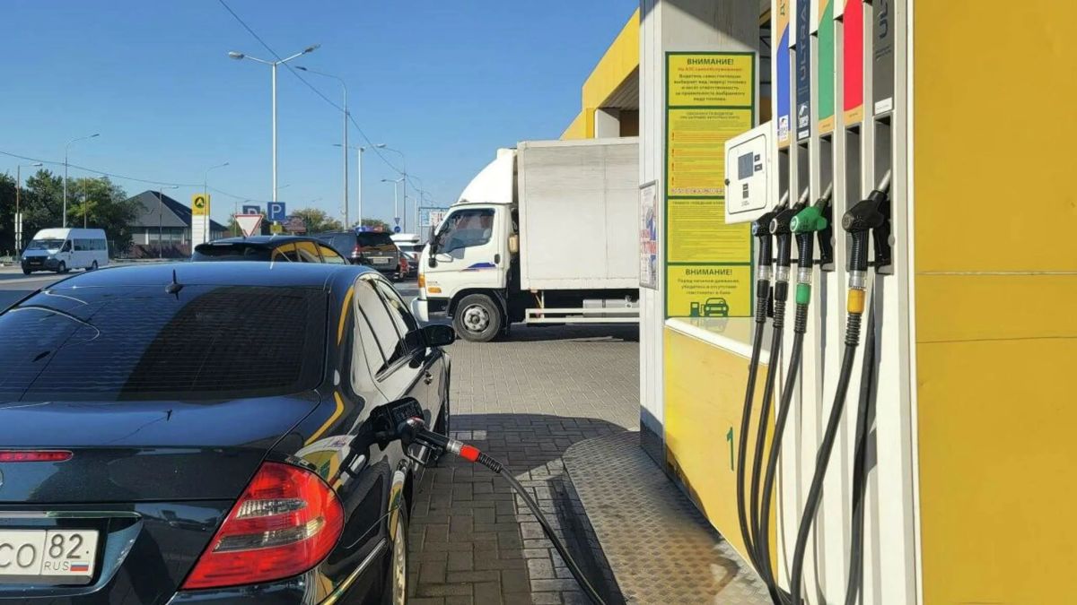 АИ-92 в Крыму временно снизили до 100 рублей за литр