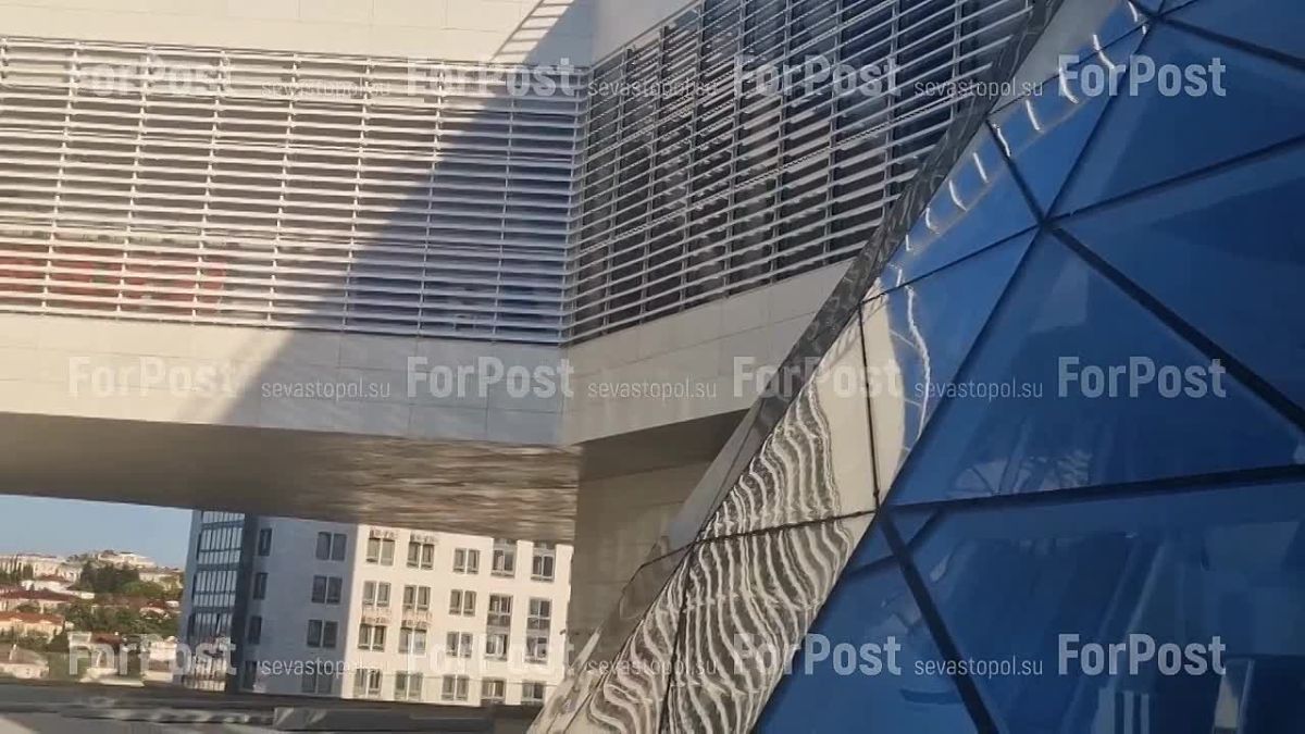 Ракурс: панорама Севастополя через призму Галереи искусств на Хрустальном