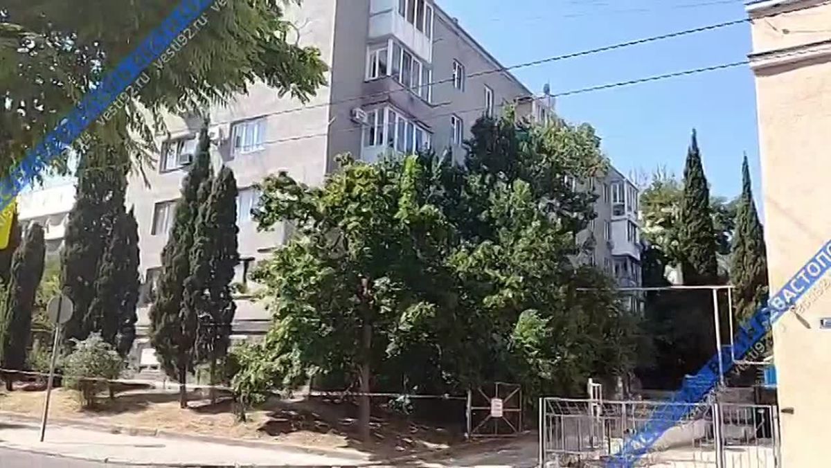 В Севастополе ремонтируют фасад на Бутакова, 4