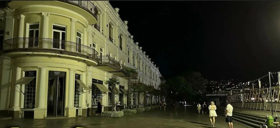Ялта две недели в знойной темноте