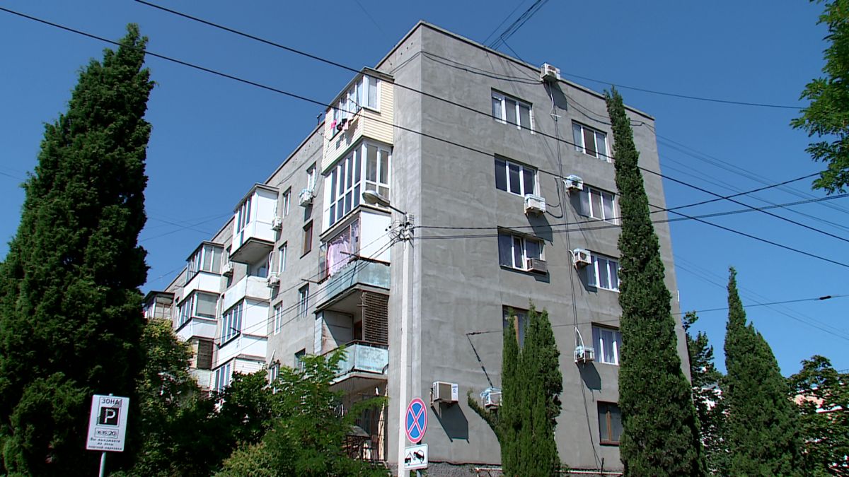В Севастополе капремонт фасада дома на улице Бутакова, 4 выполнен на 40 %