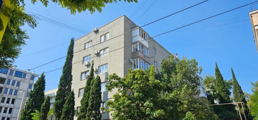 На улице Бутакова капитально ремонтируют фасад дома