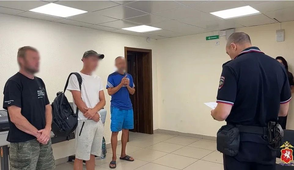 В Севастополе трое иностранцев получили российские паспорта после контракта с Минобороны