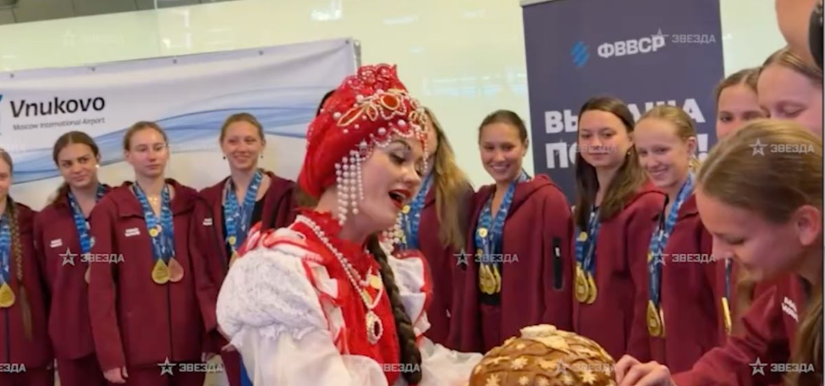 Синхронисток с караваем встретили в аэропорту Москвы