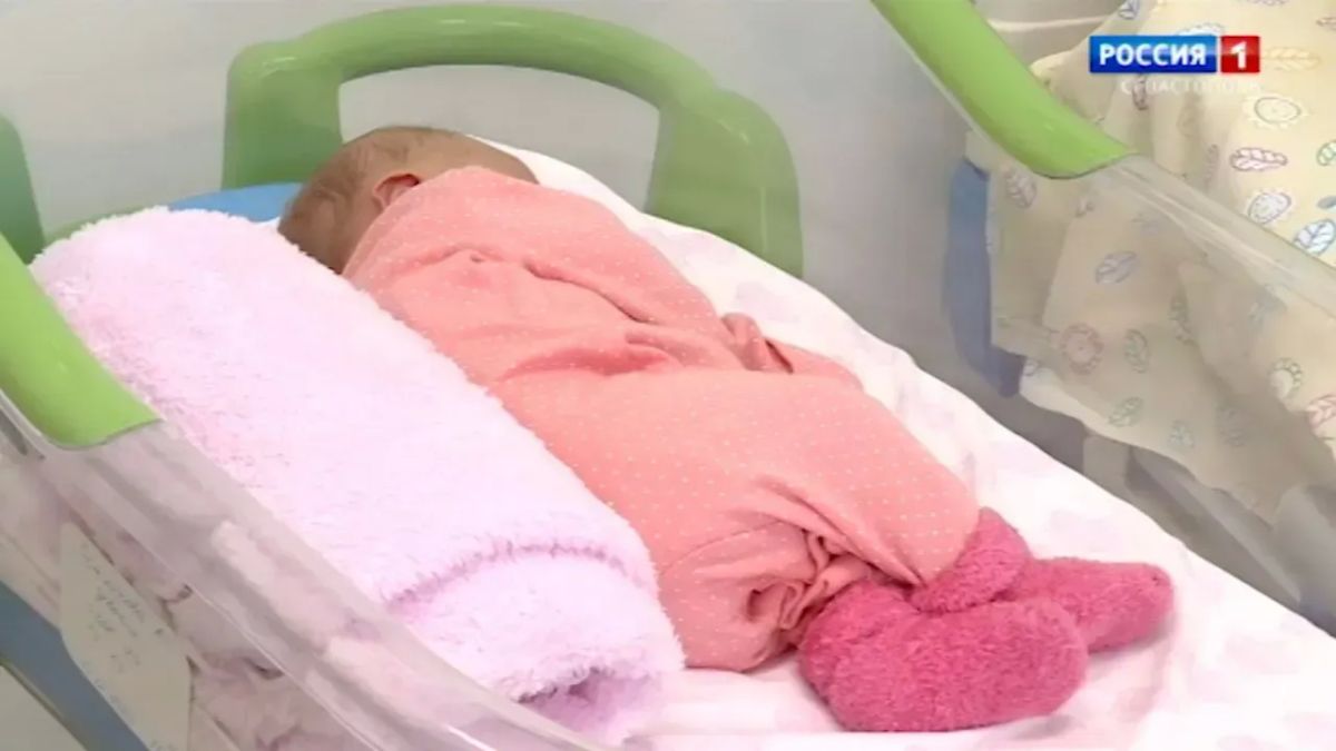 За две недели в крымских ЗАГСах зарегистрировали более сотни новорождённых.