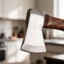 В Севастополе дебошир с топором угрожал сожителю матери убийством