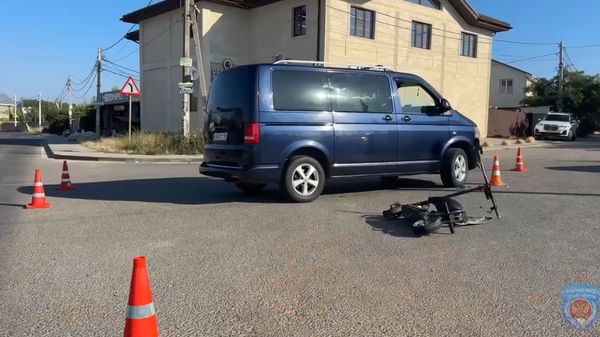 В Севастополе иномарка столкнулась с 14-летним самокатчиком