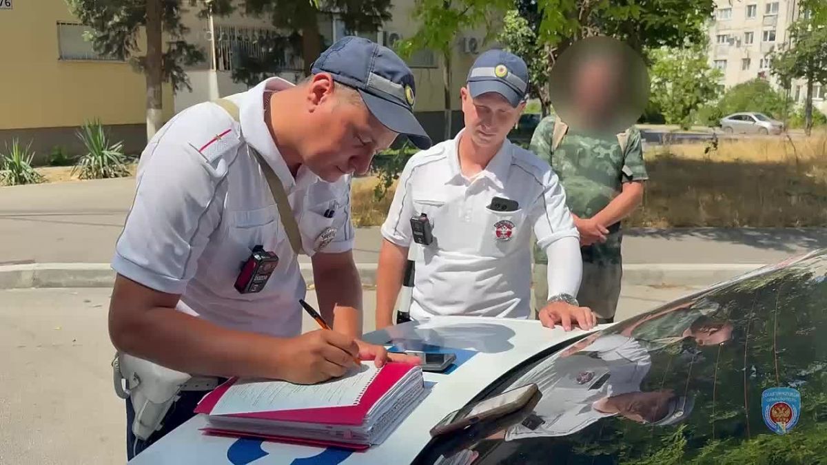 Оформляли пьяного самокатчика, но на помощь ему приехал приятель с поддельными правами