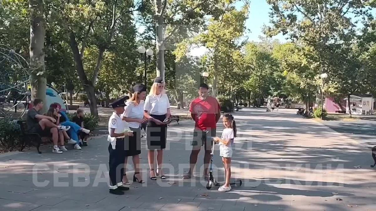 В Севастополе в Комсомольском парке им. Байды сотрудники полиции провели профилактические беседы с подростками
