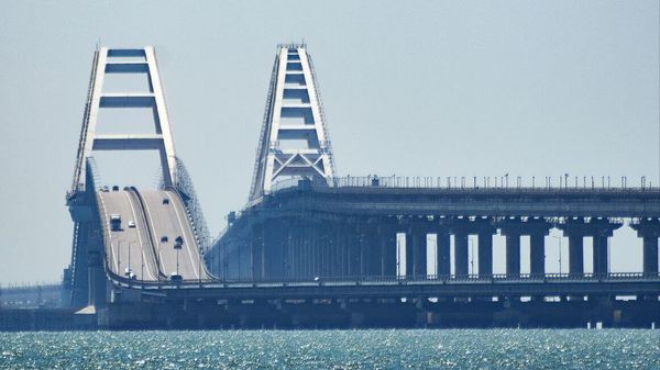 Крымский мост после открытия проезда: сотни машин ждут проезда