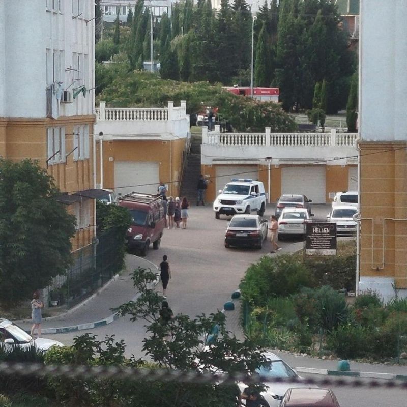 В Севастополе в результате взрыва СВУ, спрятанного в урне около жилого дома, погиб мужчина