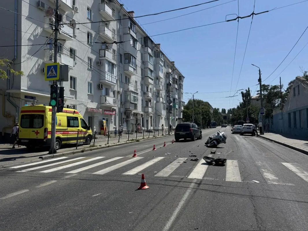 В Севастополе на Гоголя Opel врезался в мотоцикл — байкер в больнице