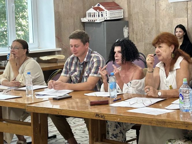 Будущие артисты проходят вступительные испытания в Севастопольском художественном колледже