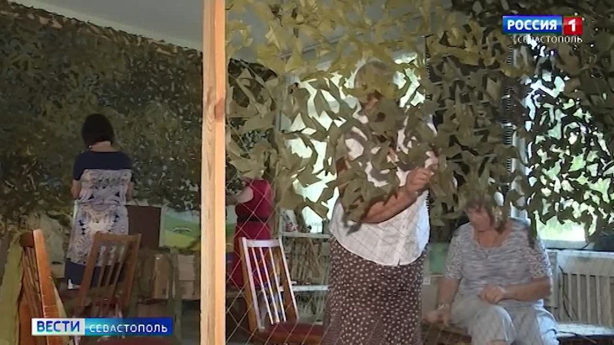 Балаклавские волонтёры серебряного возраста плетут маскировочные сети для бойцов СВО