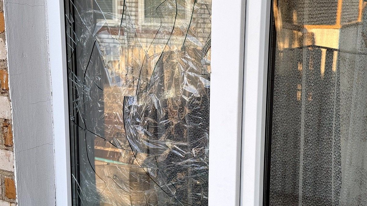 БПЛА повредил окна в многоквартирном доме в Севастополе