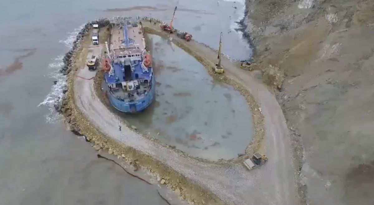 Завершена откачка мазута из затонувших в Керченском проливе танкеров