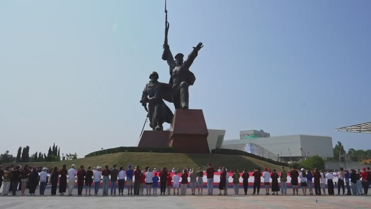 Для севастопольцев российский флаг — это символ любви и гордости за Родину, борьбы за историческую справедливость, за право разговаривать на родном языке и жить в своей родной стране
