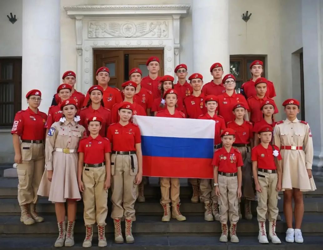 День Государственного флага Российской Федерации отметили в учреждениях образования Севастополя