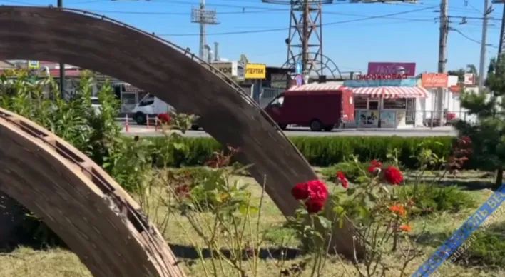 В Севастополе приводят в порядок зелёную зону на площади Восставших