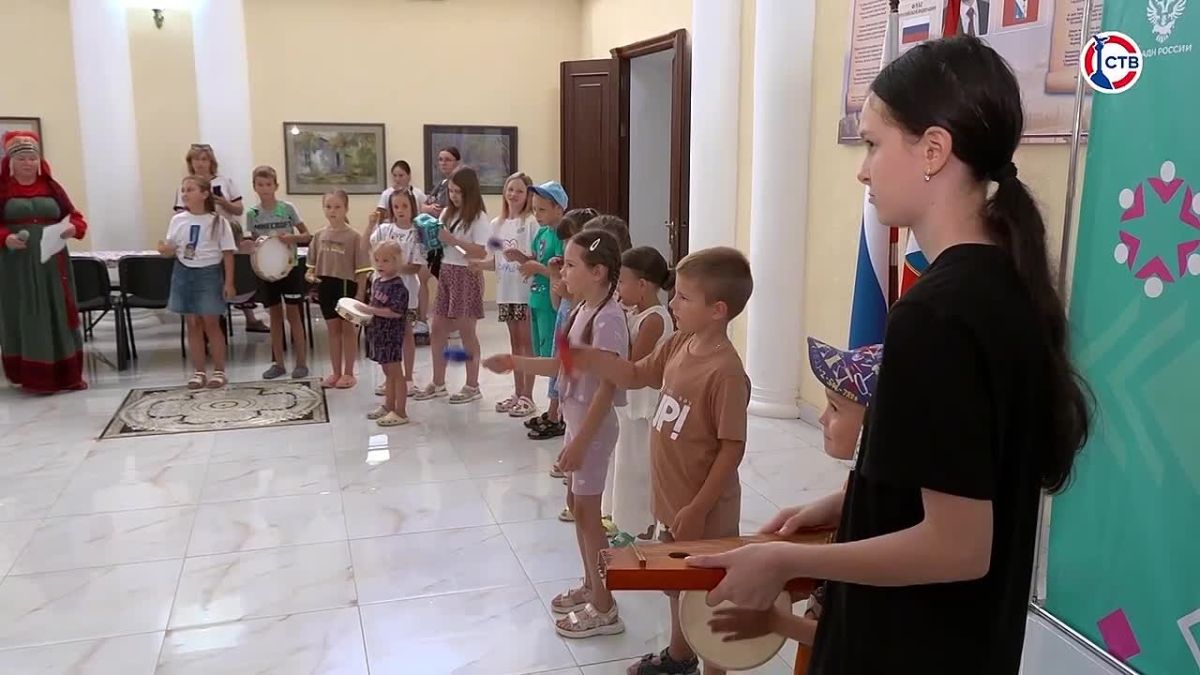 Гусли, хороводы и традиции народов России: в Севастополе стартовал юбилейный «СевЭтноФест» Как звучат гусли, какие мелодии объединяют разные народы и почему дружбе национальность не помеха? Всё это узнают участники пятого...