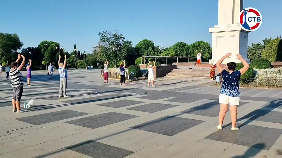 Зарядка объединяет севастопольцев В Севастополе идет восьмой сезон общегородских зарядок. Два раза в неделю севастопольцы собираются на открытых площадках, чтобы начать день с движения и хорошего настроения