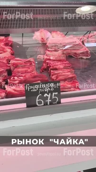 Не знаем, что имел ввиду департамент сельского хозяйства и потребительского рынка, когда сообщал, что мясо незначительно подорожало, а курятина так вообще подешевела