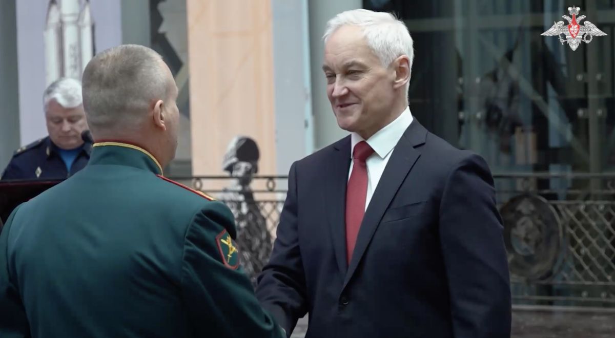 Белоусов вручил военным медали «Золотая Звезда»