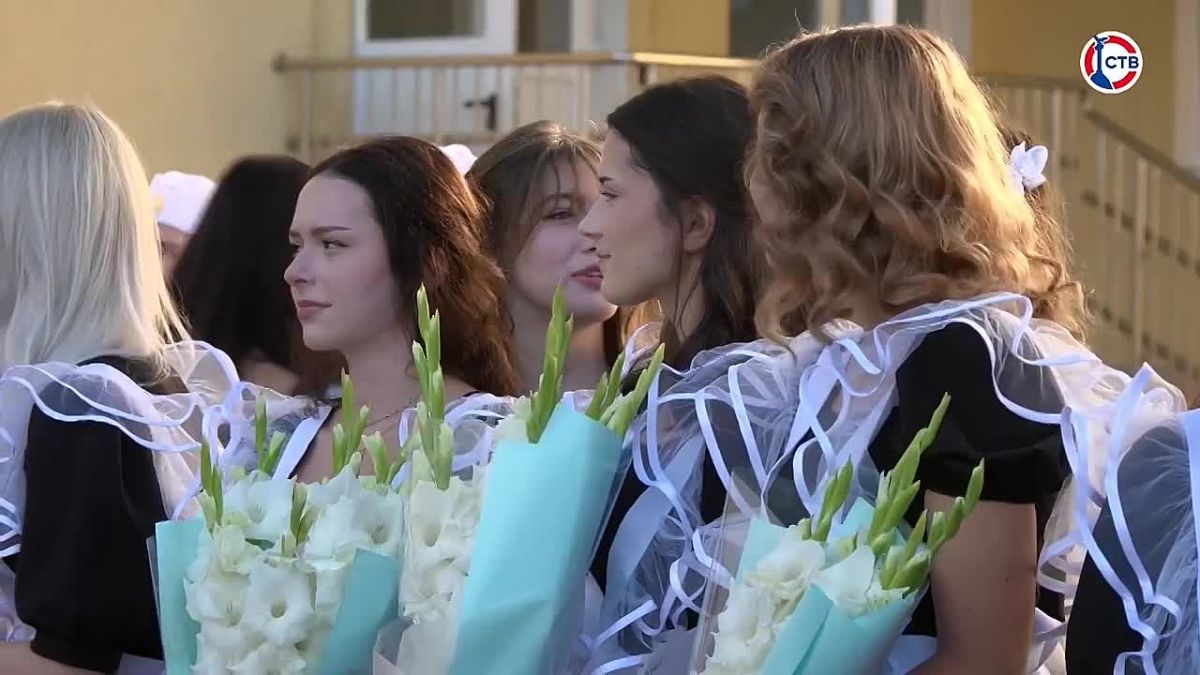 Школа «Экотех+» в День знаний встречала 139 первоклассников Для ребят прозвучал первый звонок, а вместе с ними новый учебный год начали учителя, родители и старшеклассники