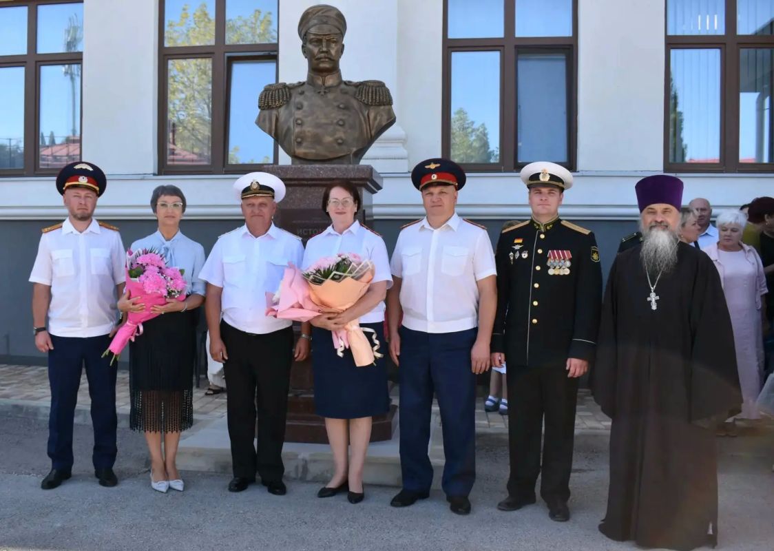 На плацу Севастопольского кадетского корпуса СК России имени В. И. Истомина прошла церемония, посвящённая началу нового учебного года