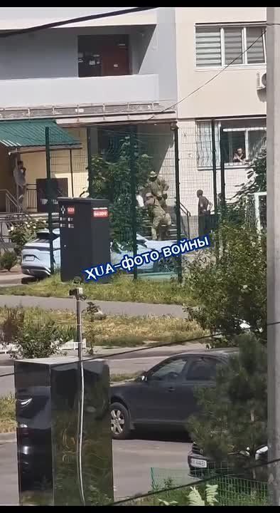 В Харькове возле подъезда ЖК «Левада» произошел очередной конфликт во время Земобилизации, сообщают местные паблики