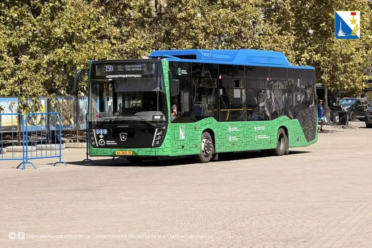 В Севастополе на площадях Нахимова и Захарова начали дежурить компенсационные автобусы