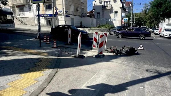 Иномарка сбила велосипедиста в Севастополе