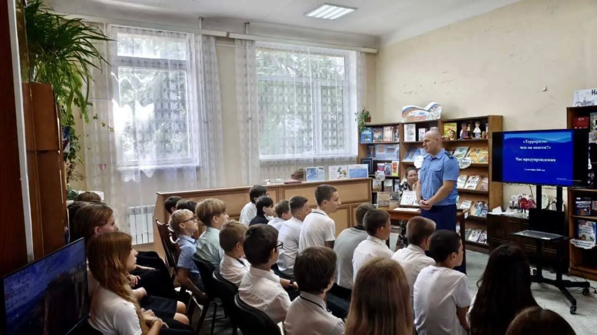 Прокурор Гагаринского района провел лекцию по вопросам профилактики экстремизма и терроризма среди молодежи