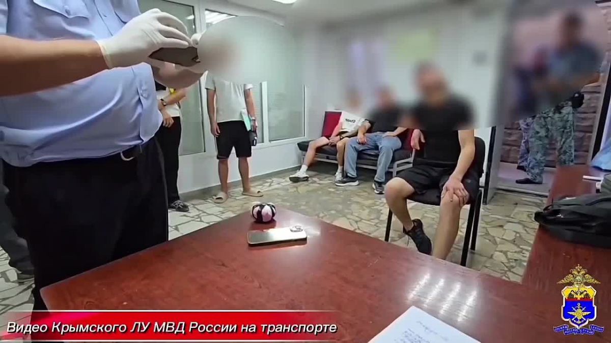 В Крыму транспортными полицейскими уличены двое мужчин в попытке сбыта наркотиков в крупном размере