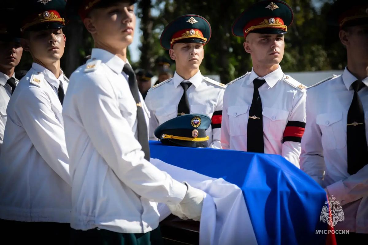 Севастополь простился с пиротехниками МЧС России Антоном Чудаковым, Александром Панчуком, Артёмом Дуплиным и Романом Пилипчуком