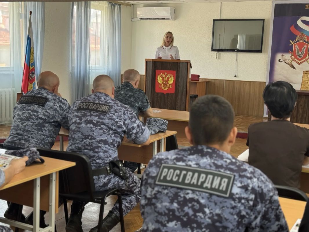 Сотрудники Госавтоинспекции Севастополя напомнили личному составу Росгвардии об основах безопасного участия в дорожном движении