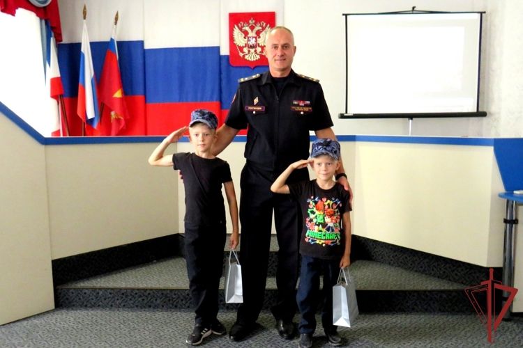 Росгвардейцы в Симферополе помогли юному спортсмену вернуть утерянные вещи