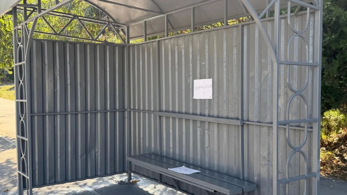 На улице Генерала Коломийца по просьбе жителей установили два остановочных павильона