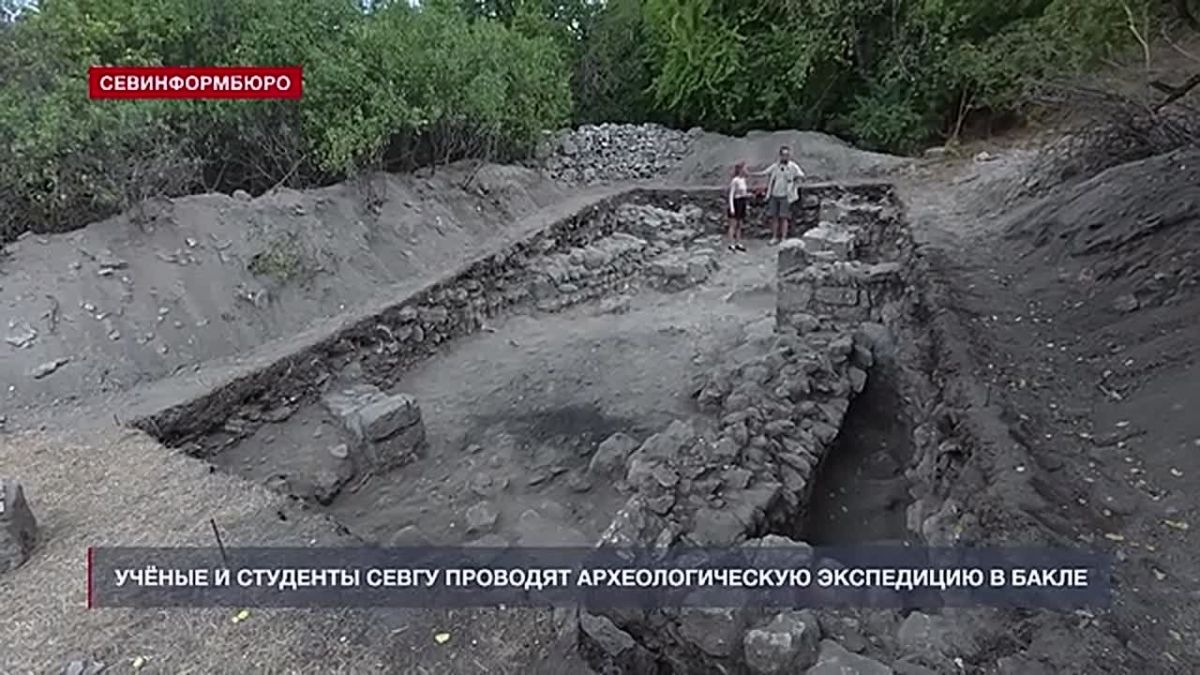 Ученые и студенты СевГУ проводят археологическую экспедицию в пещерном городе Бакле