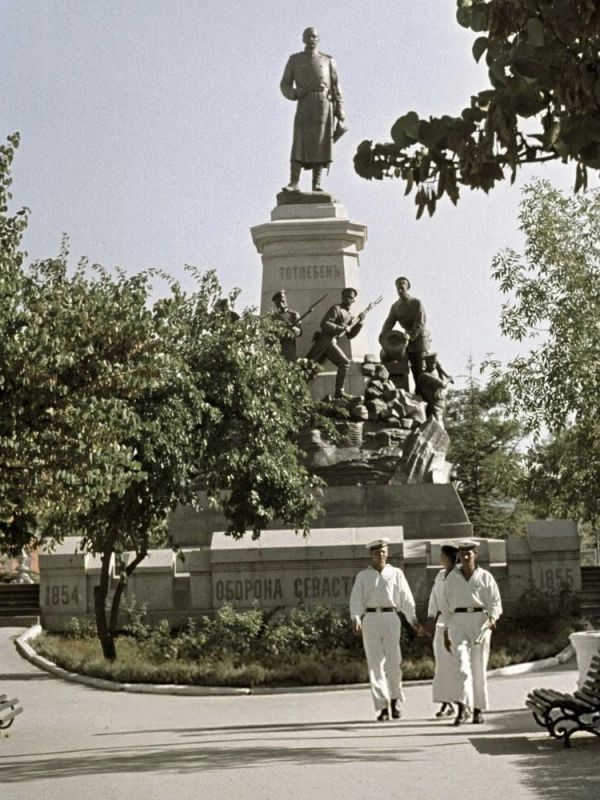 1975 год. Памятник Э. И. Тотлебену на Историческом бульваре в Севастополе