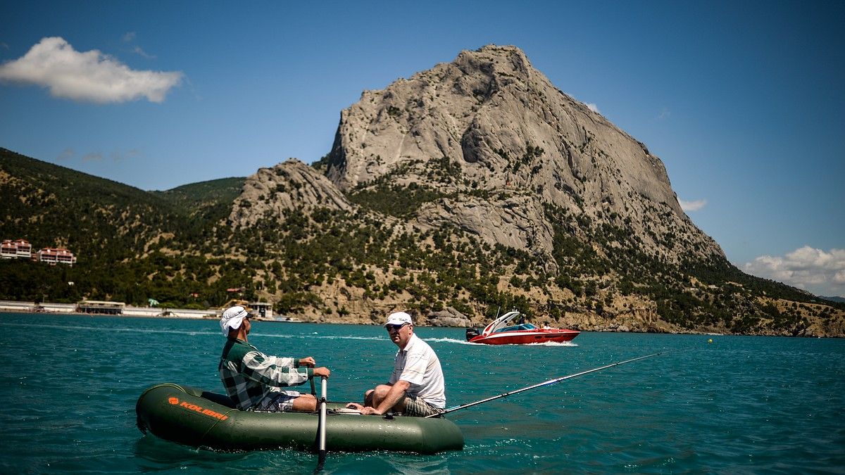 У берегов Крыма рыбаки замечают морскую щуку и луфаря
