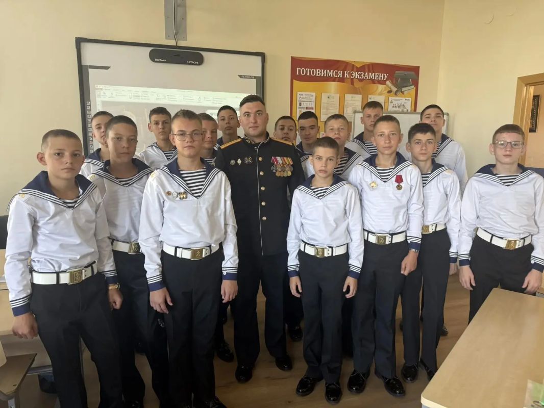 Офицеры военного следственного управления СК России по Черноморскому флоту провели урок мужества для нахимовцев в Севастополе
