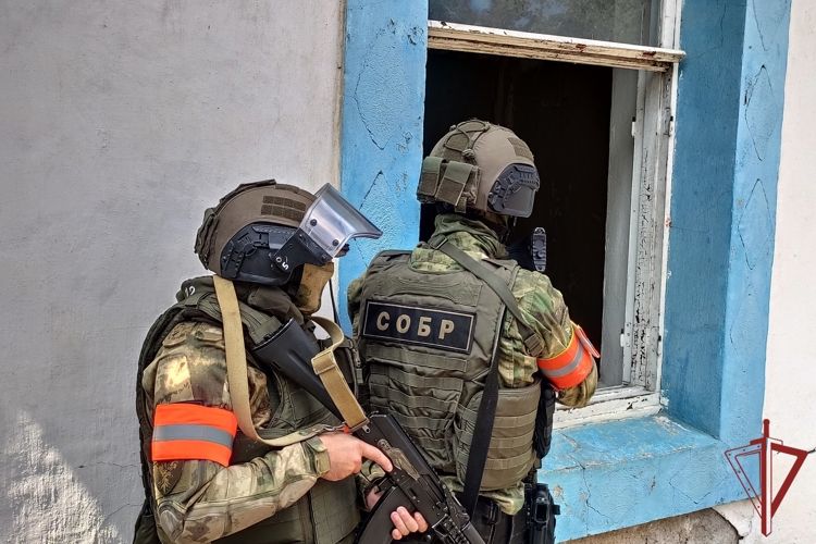 В Севастополе при содействии СОБР Росгвардии задержан подозреваемый в незаконном хранении оружия