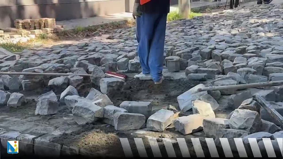 На улице Демидова укладывают историческую брусчатку
