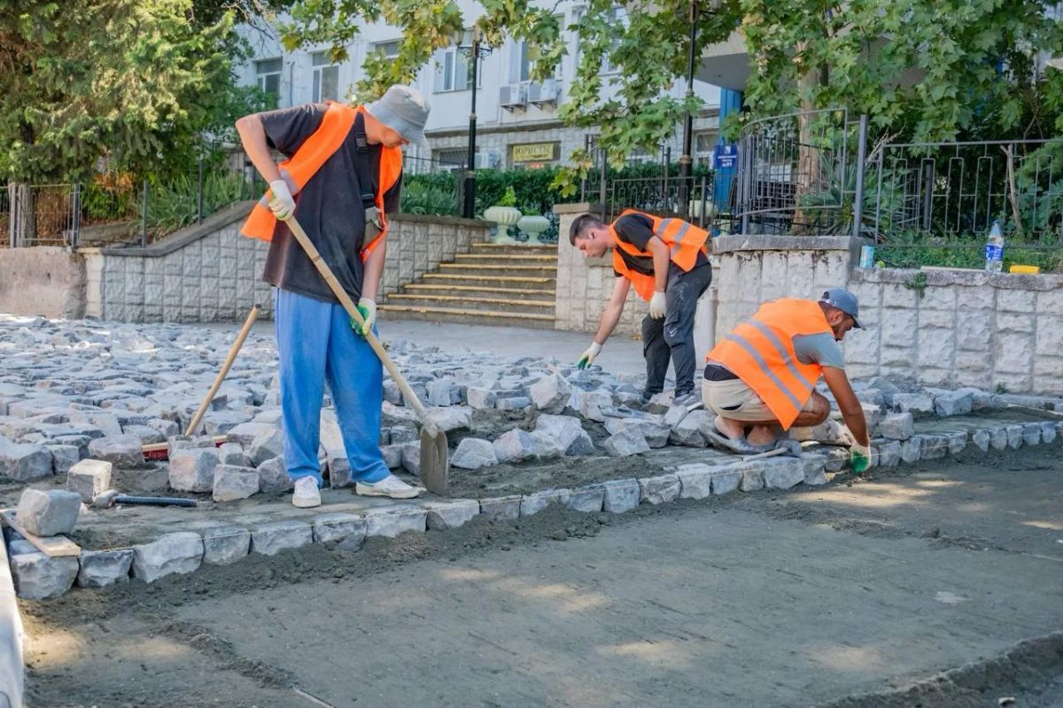 На улице Демидова в Севастополе возвращают историческую брусчатку