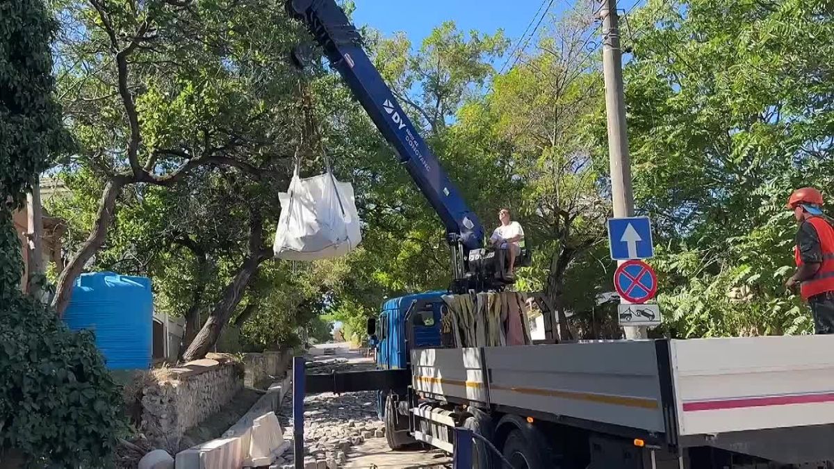 Историческую брусчатку начали укладывать на улице Демидова в Севастополе