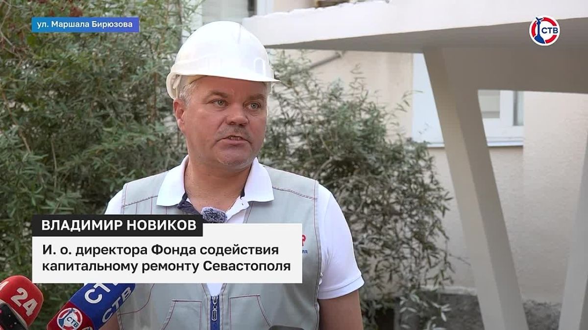 Фасад дома на улице Маршала Бирюзова обновляют впервые за 55 лет Капитальный ремонт дома № 5 не проводили с момента его постройки в 1971 году. Рабочие уже расчистили стены от старой краски и грязи, обработали их от плесени и...
